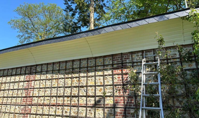Rénovation extérieure : ardoise naturelle et bardage bois pour une maison authentique et durable