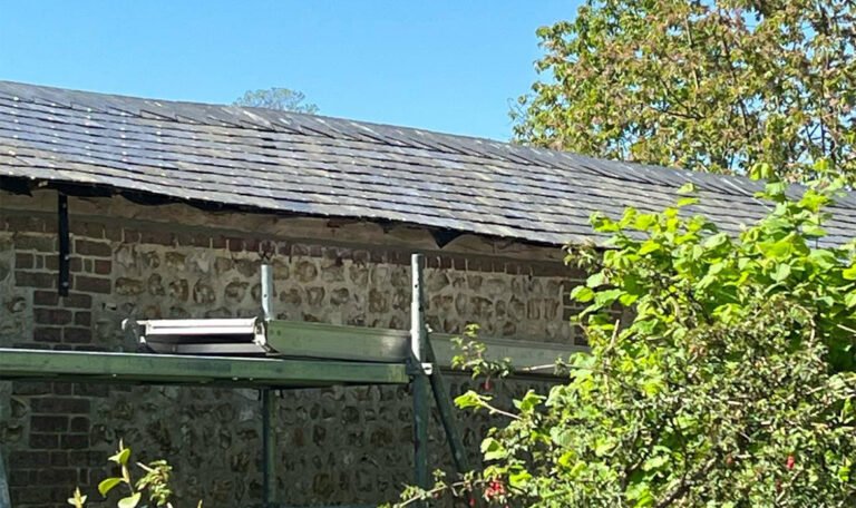 Rénovation extérieure : ardoise naturelle et bardage bois pour une maison authentique et durable