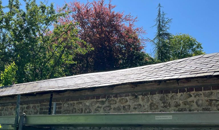 Rénovation extérieure : ardoise naturelle et bardage bois pour une maison authentique et durable