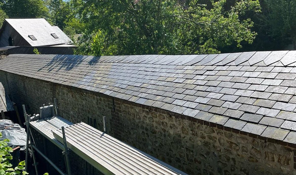 Rénovation extérieure : ardoise naturelle et bardage bois pour une maison authentique et durable