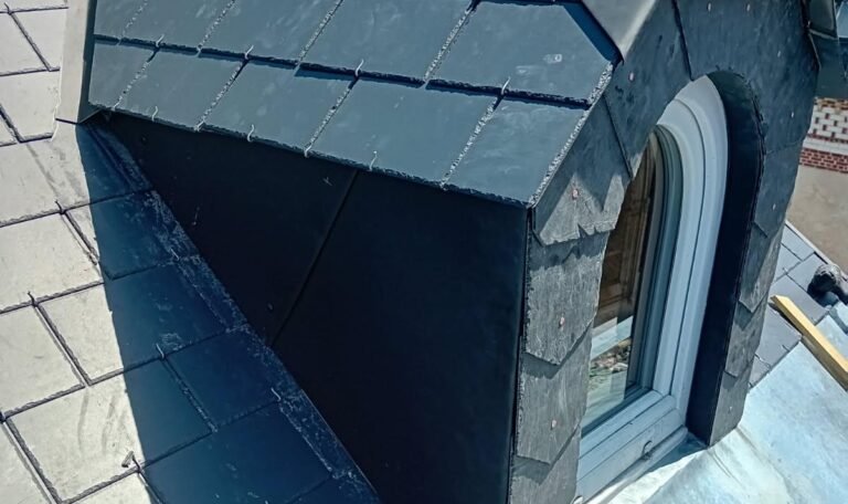 Rénovation toiture avec lucarne en ardoise naturelle
