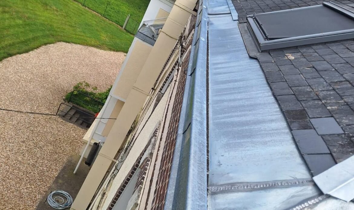 Sortie de toiture VMC double flux intégrée à une zinguerie neuve en zinc naturel – discrétion et performance.