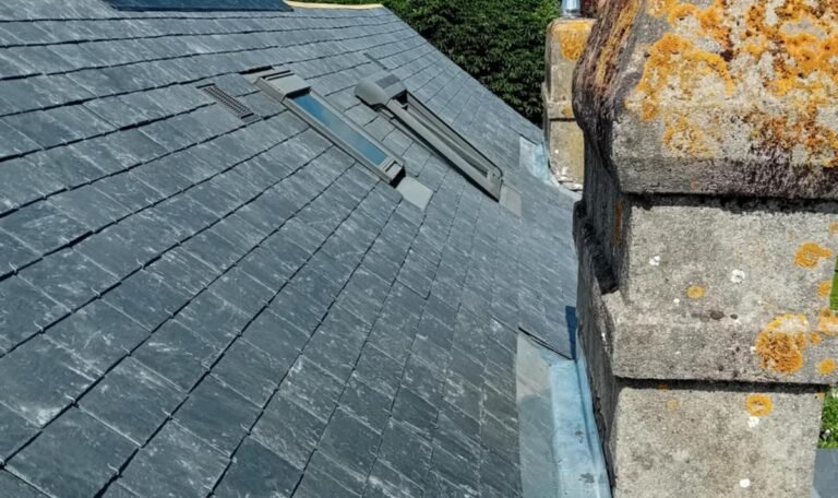 chantier de rénovation de toiture dans un quartier résidentiel de Rouen, en Seine-Maritime. Ce projet met en valeur notre savoir-faire en pose d’ardoise naturelle, un matériau traditionnel très apprécié pour sa durabilité, son esthétisme et sa conformité aux règles d’urbanisme locales.