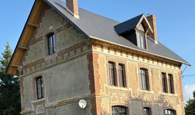 Intervenir sur un bâtiment ancien, c’est avant tout respecter son âme architecturale, ses matériaux d’origine, et son équilibre esthétique.