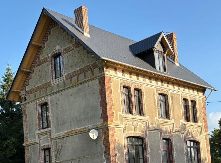 Intervenir sur un bâtiment ancien, c’est avant tout respecter son âme architecturale, ses matériaux d’origine, et son équilibre esthétique.