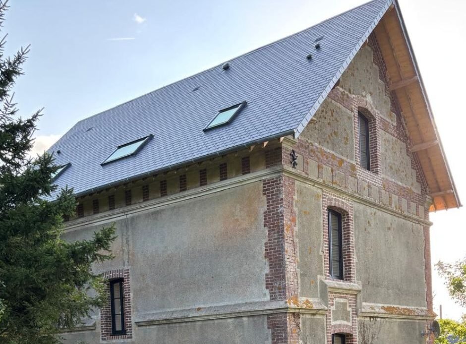 Intervenir sur un bâtiment ancien, c’est avant tout respecter son âme architecturale, ses matériaux d’origine, et son équilibre esthétique.