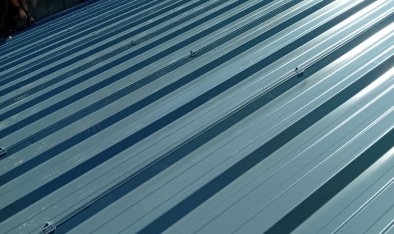 Réalisation d'une toiture en bac acier nervuré sur un bâtiment industriel, alliant rapidité de pose, solidité et finition esthétique de qualité.