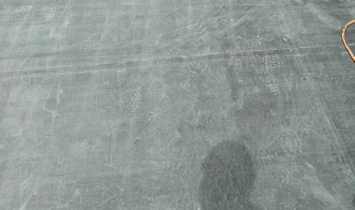 Découvrez la technique d’étanchéité EPDM pour toiture plate : une solution durable, résistante aux intempéries et idéale pour protéger votre bâtiment. CF Couverture vous explique les avantages de cette méthode moderne.