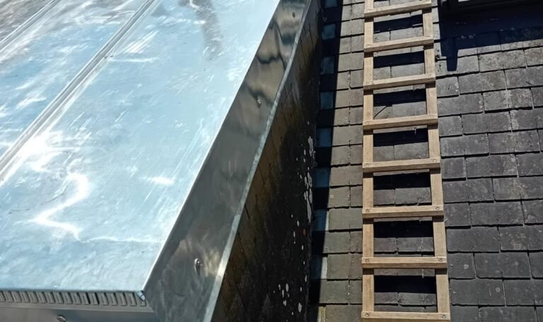 Détail d'une couverture en zinc à joints debout posée sur une lucarne, avec finition soignée en rive et pliage précis du zinc.
