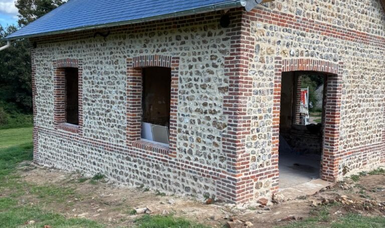 Réfection d’une toiture en ardoise sur une bâtisse normande en silex et briques. Tradition et performance signées CF Couverture.