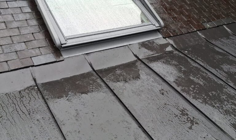 Réhausse de toiture à Rouen : ossature bois, ardoise et zinc à joint debout