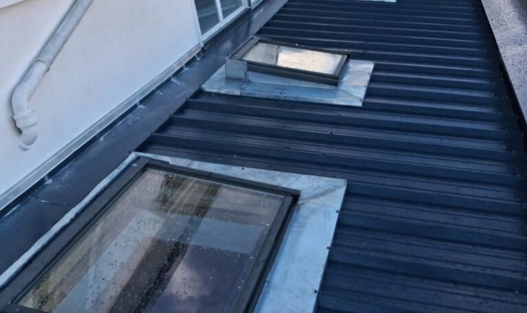 Une toiture bien pensée : intégration sur-mesure des Velux® et gouttières