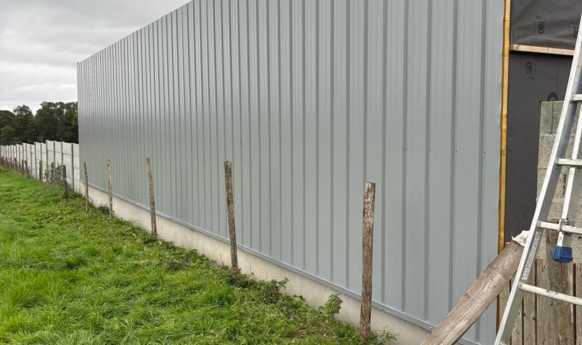 Ossature bois & bardage bac acier : une combinaison performante et durable