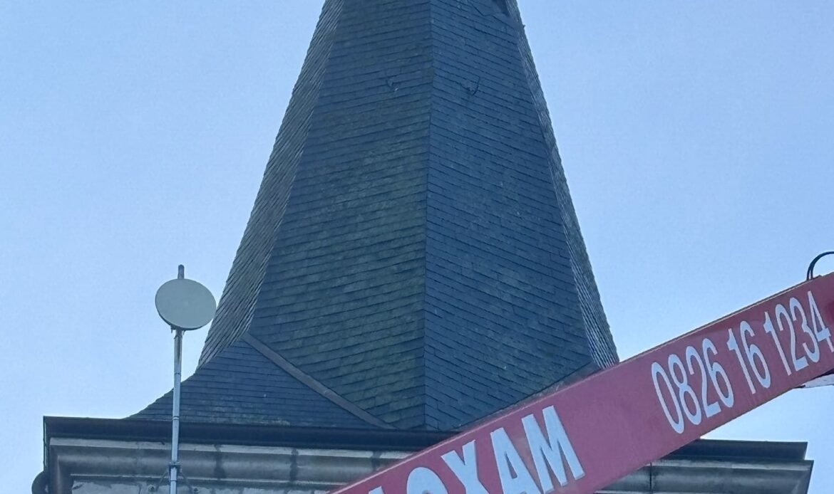 Réparation de la toiture de l’église Saint-Nicolas au Trait : savoir-faire et sécurité en hauteur