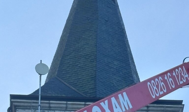 Réparation de la toiture de l’église Saint-Nicolas au Trait : savoir-faire et sécurité en hauteur