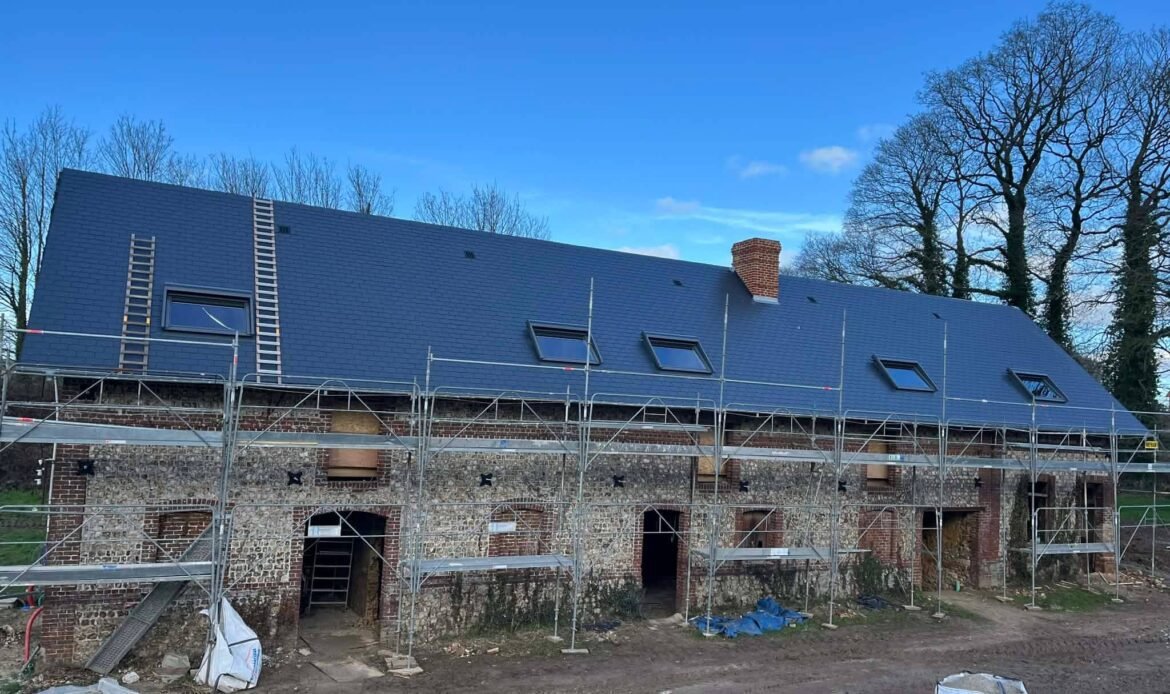 Chantier en cours à Froberville : ardoise, joint debout et finitions zinc
