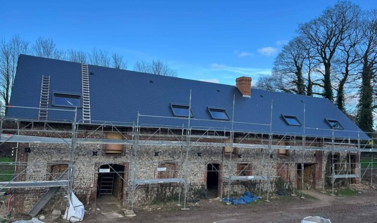 Chantier en cours à Froberville : ardoise, joint debout et finitions zinc