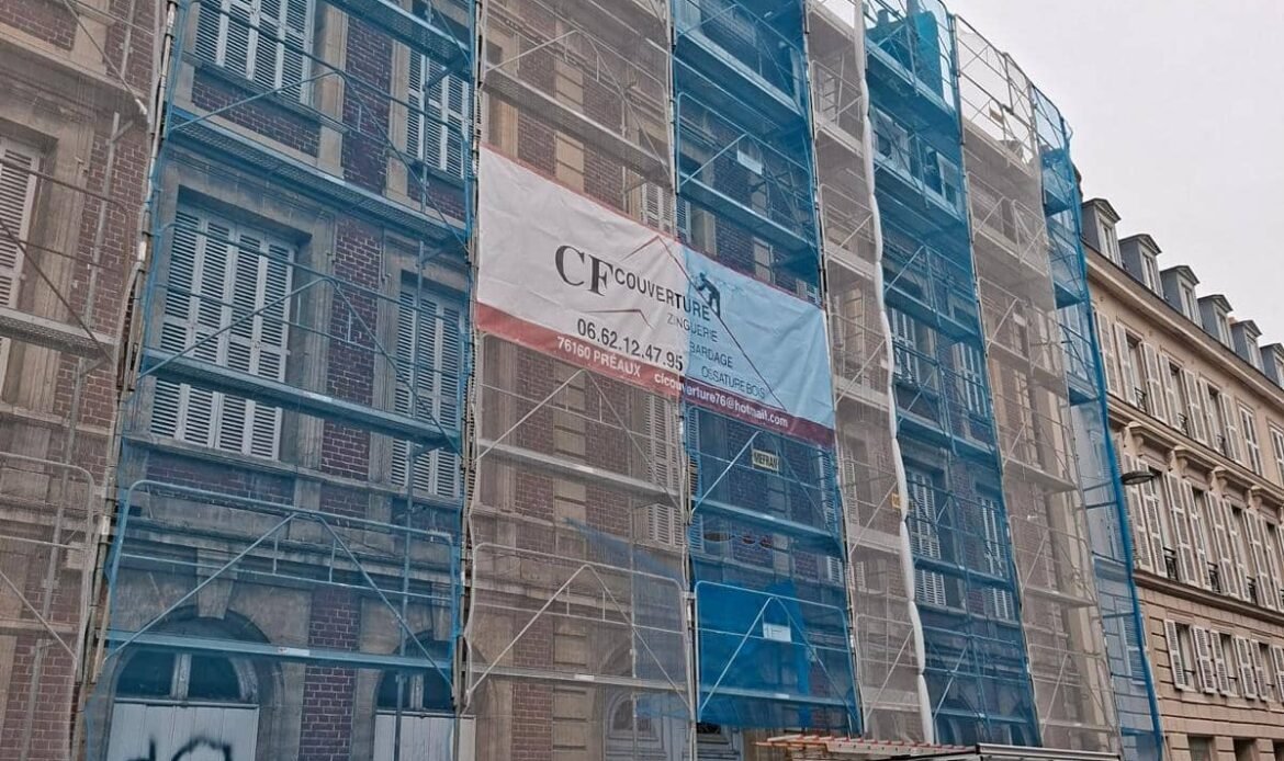 Installation d’un échafaudage et travaux de rénovation de toiture réalisés par CF Couverture sur un immeuble situé rue du Contrat Social à Rouen, en centre-ville.