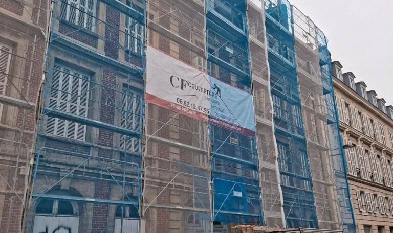Installation d’un échafaudage et travaux de rénovation de toiture réalisés par CF Couverture sur un immeuble situé rue du Contrat Social à Rouen, en centre-ville.