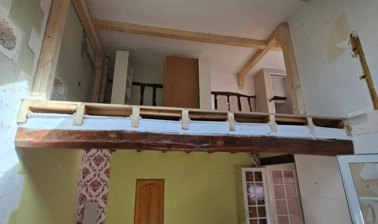 Renfort de charpente et pose de poutres bois pour consolidation de structure lors d’un chantier de rénovation.