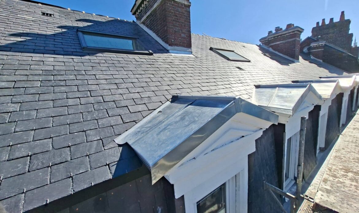 Chantier CF Couverture à Rouen : pose d'ardoise naturelle, zinguerie technique chêneau zinc, rénovation lucarnes et pose Velux.