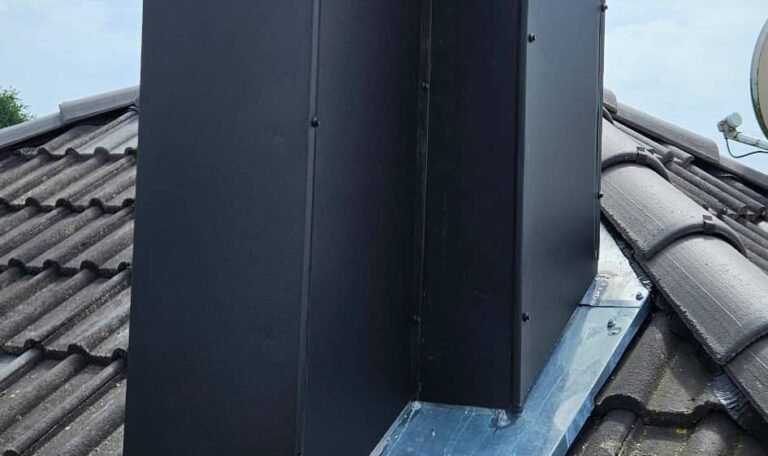 L'habillage de cheminée en aluminium noir permet de protéger durablement la maçonnerie contre les intempéries tout en modernisant l'apparence de la toiture. Découvrez cette réalisation de CF Couverture et les avantages d'une rénovation sur mesure alliant étanchéité, durabilité et esthétique.