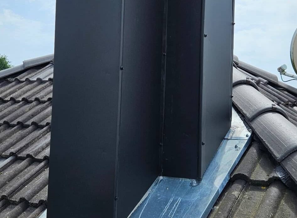 L'habillage de cheminée en aluminium noir permet de protéger durablement la maçonnerie contre les intempéries tout en modernisant l'apparence de la toiture. Découvrez cette réalisation de CF Couverture et les avantages d'une rénovation sur mesure alliant étanchéité, durabilité et esthétique.