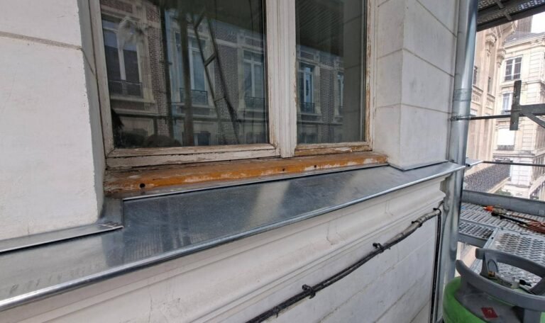 Découvrez notre réalisation d'habillage de corniche en zinc naturel à Rouen. Une solution durable pour protéger les façades, prévenir les infiltrations et valoriser le patrimoine bâti.