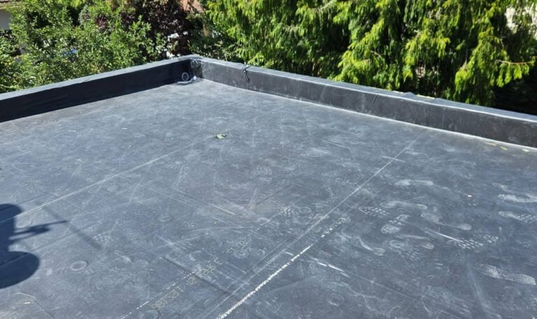 Découvrez notre dernier chantier d'étanchéité de toit terrasse à Petit-Couronne. Pose de membrane EPDM durable pour une étanchéité parfaite de toit plat.