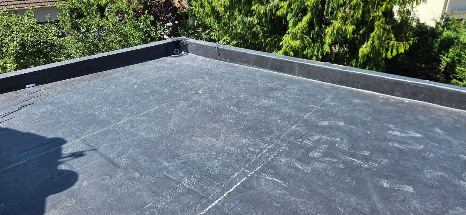 Découvrez notre dernier chantier d'étanchéité de toit terrasse à Petit-Couronne. Pose de membrane EPDM durable pour une étanchéité parfaite de toit plat.