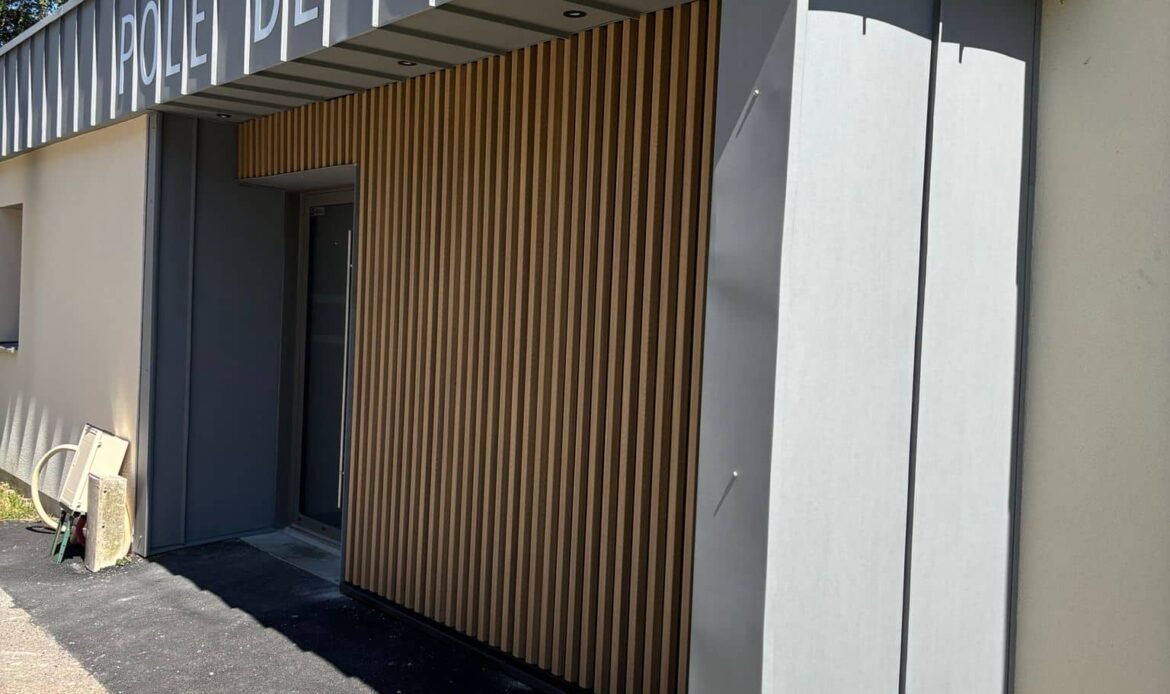 Habillage de façade haut de gamme en zinc à joint debout gris quartz réalisé par CF Couverture au Pôle de Santé de Houppeville.