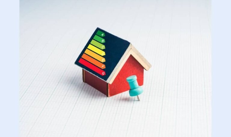 Quelles sont les règles de toiture pour une extension à Rouen ? DP, pente et matériaux (EPDM, ardoise) : le guide complet signé par CF Couverture.