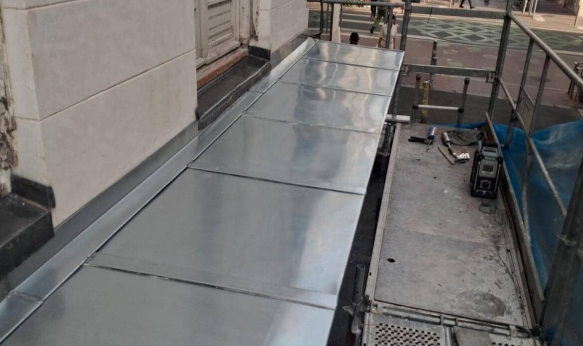 Rénovation et habillage de balcon en zinc sur-mesure en Normandie. Une solution esthétique et durable contre les infiltrations. Contactez CF Couverture !