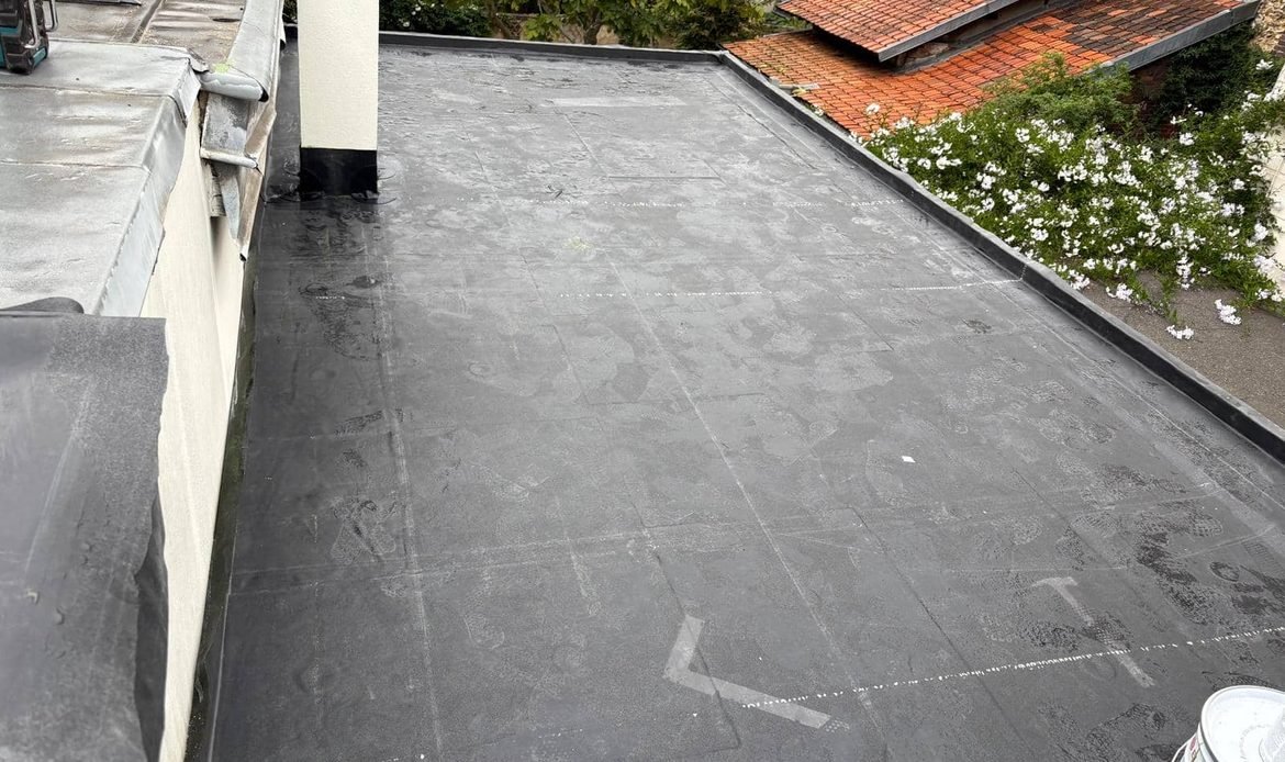 En plein centre de Rouen, CF Couverture a entièrement rénové un toit terrasse : isolation en polyuréthane de 160 mm, étanchéité en membrane EPDM et finition par un raccord périphérique en aluminium noir.