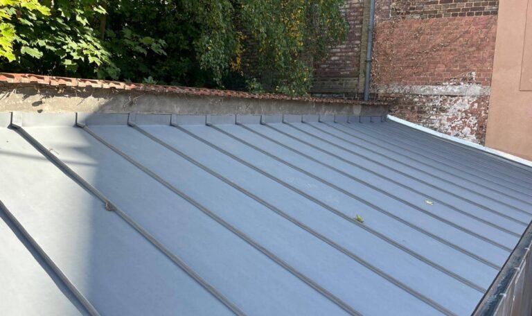 Toiture mono-pente joint debout gris quartz et gouttière zinc au Havre - CF Couverture
