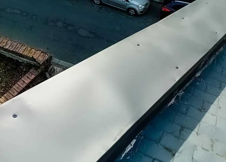 Habillage d’acrotère en aluminium noir sur toiture