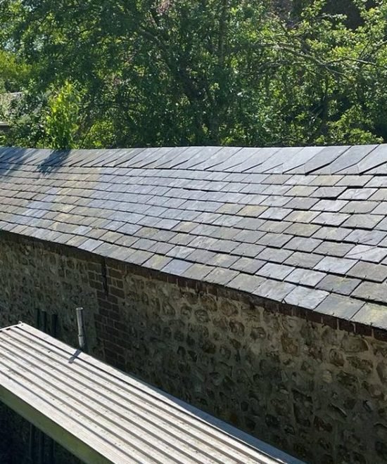 Rénovation extérieure : ardoise naturelle et bardage bois pour une maison authentique et durable