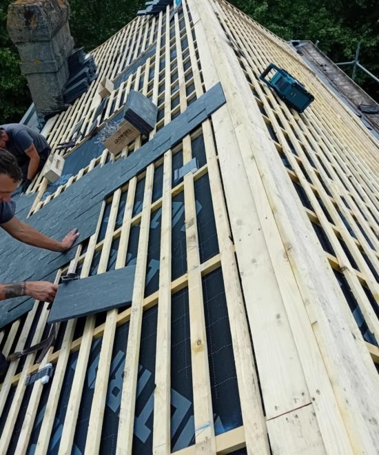 Chez CF Couverture, nous intervenons sur tous types de chantiers, de la rénovation de toiture à l’installation de fenêtres de toit.